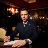 行政書士バッジの意味と装着義務は？つけない理由と補助者バッジを解説